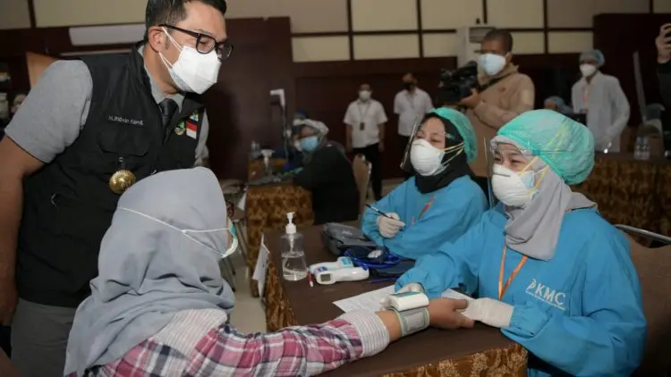Ridwan Kamil Tinjau Vaksinasi Massal di Itenas Bandung