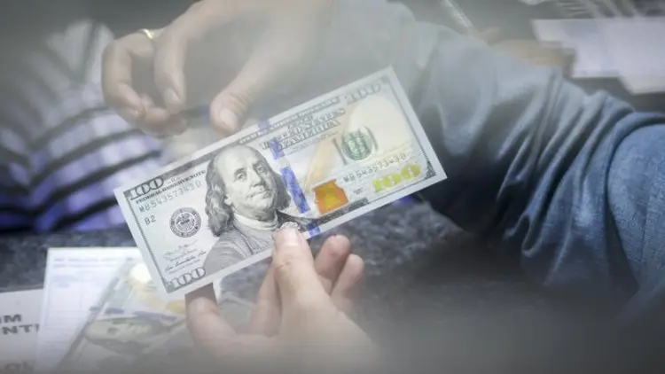 Dolar AS Jatuh dari Tertinggi Tiga Bulan di Tengah Data Ekonomi Suram