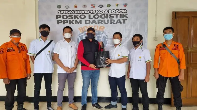HIPMI Serahkan 355 Paket Sembako Untuk Warga Isoman dan Terdampak PPKM Darurat