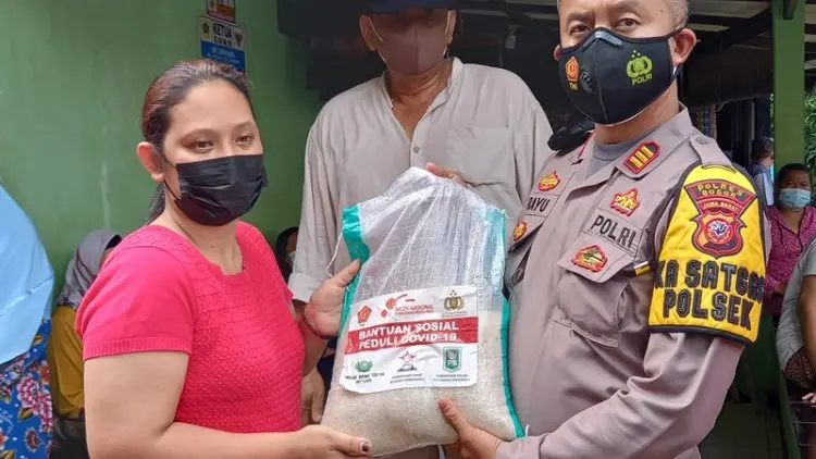 Pasien Covid-19 yang Kurang Mampu Dapat Bansos dari Polisi dan TNI