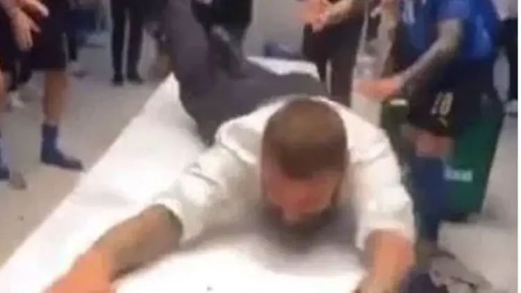 Heboh...Aksi De Rossi di Ruang Ganti Italia