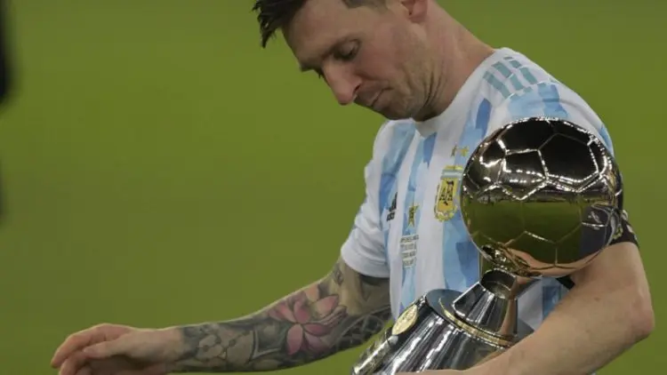 Messi Dedikasikan Piala Copa untuk Keluarga, Negara dan Maradona