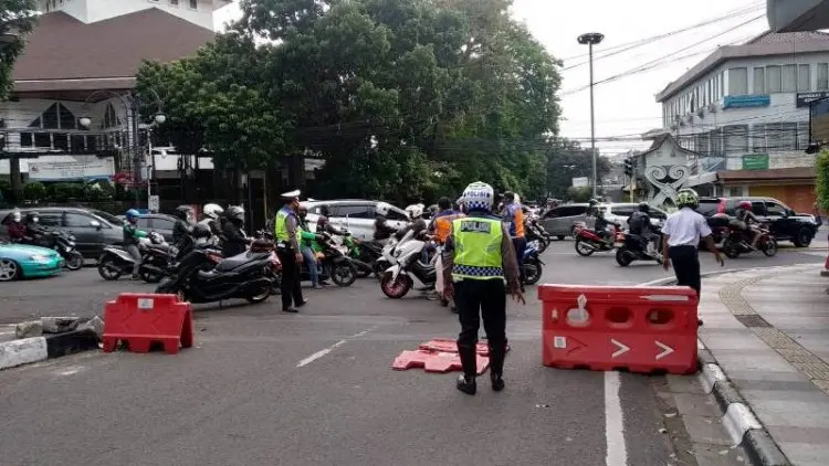 Oded Ingatkan Petugas di Lapangan Harus Persuasif dan Humanis