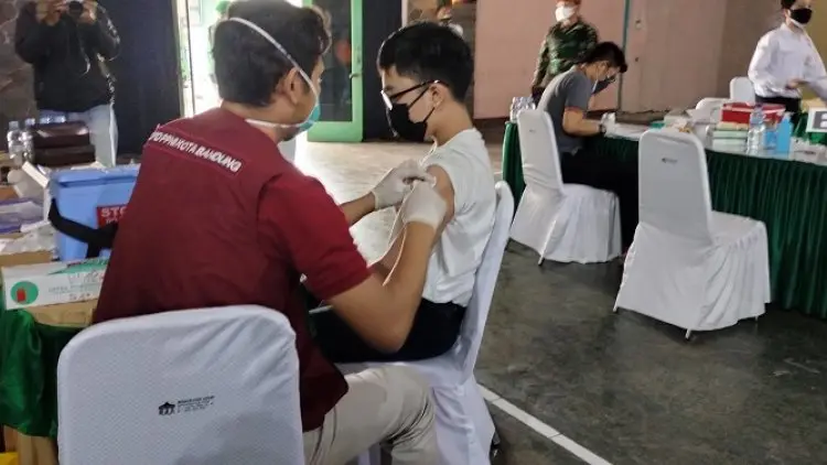 Kejar PTM, Vaksinasi Covid-19 Bagi Pelajar di Bandung Dimulai