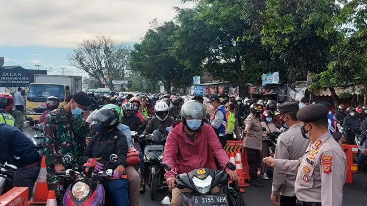 Ada Penyekatan, Macet Tak Terhindarkan di Cibiru