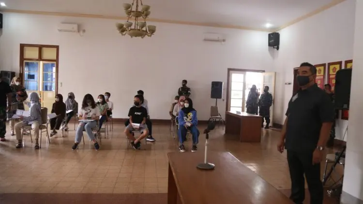 DPRD Jabar Bagikan Ratusan APD bagi Tenaga Kesehatan