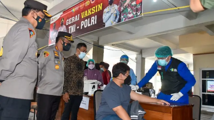Vaksinasi Massal Polresta Cirebon Sasar Perguruan Tinggi