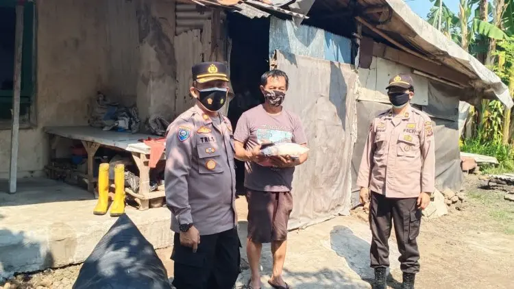 PPKM Darurat, Sejumlah Warga Malah Nerima Bansos Beras Dari Polresta Cirebon 
