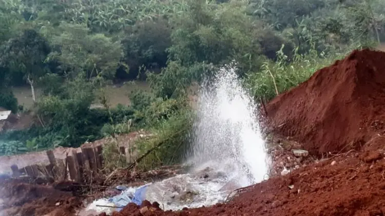 Terdampak Proyek Double Track, Pipa Tirta Pakuan Pecah