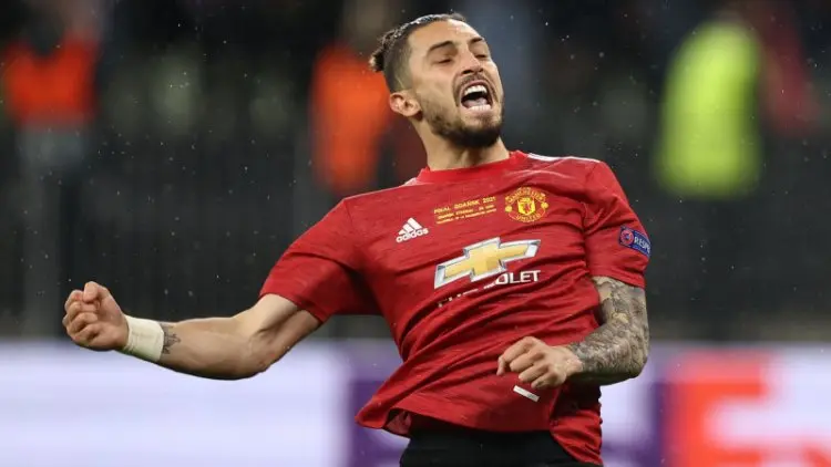 Alex Telles Tegaskan Tetap Bersama Setan Merah