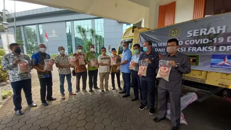 Gotong Royong, DPRD Bogor Bagikan 60 Ton Beras ke Masyarakat