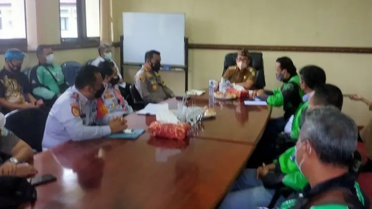 Datangi Kantor Bupati, Ojol Tutut Bisa Lalui Penyekatan Selama PPKM