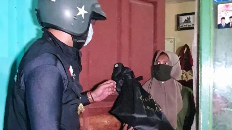 Ridwan Kamil Rayakan Iduladha dengan Bagikan Bantuan kepada Masyarakat