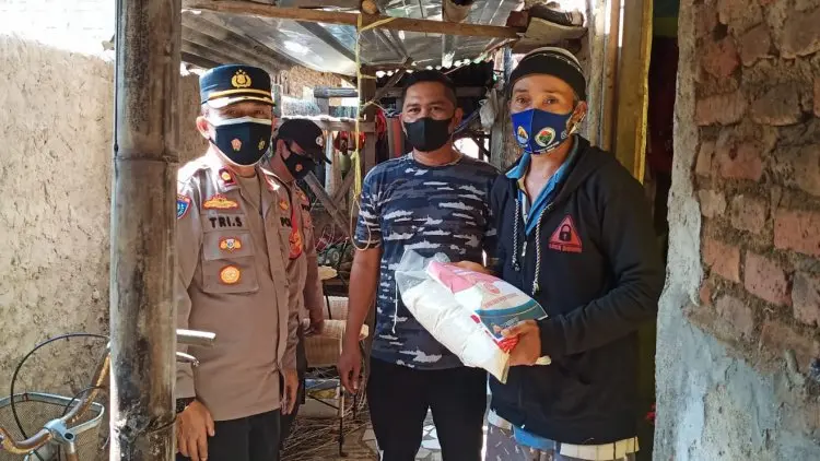 Polresta Cirebon Sebar Bantuan Beras bagi Warga Terdampak PPKM Darurat