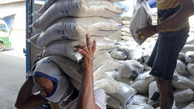 Bulog Cirebon Distribusikan Bantuan Beras PPKM ke Empat Daerah