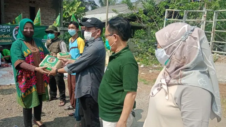 PPP Kabupaten Bogor Sebar Hewan Kurban dan Sembako