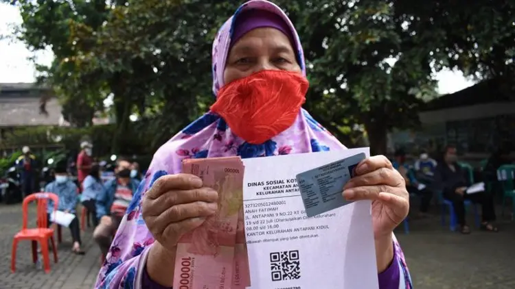 Foto: Pencairan Bansos PPKM Darurat