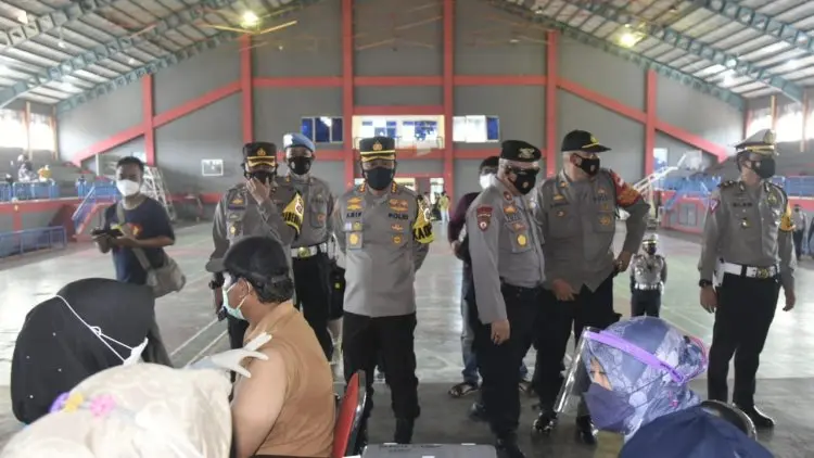 Gerai Vaksin Polresta Cirebon Diserbu Supporter Sepak Bola