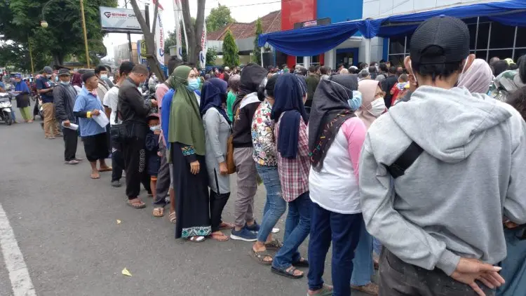 Gawat, Pembagian Bansos Garut Malan Timbulkan Kerumunan di Tengah PPKM