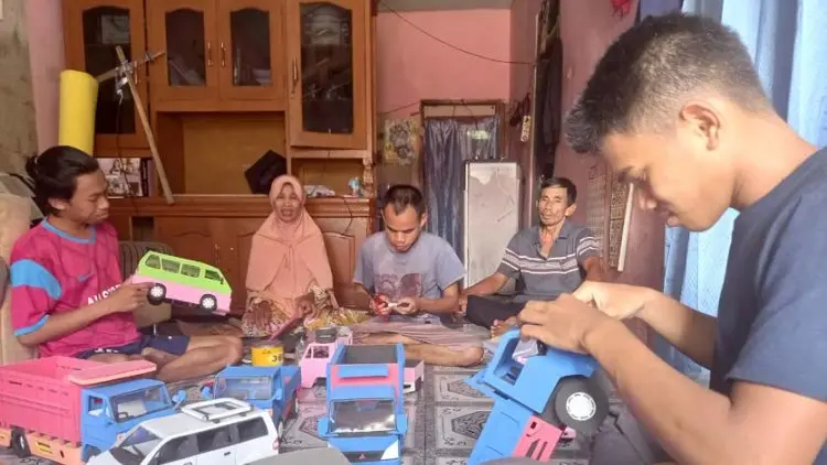Kakak Beradik Sukses Jadi “Produsen” Angkot Setelah Di-PHK