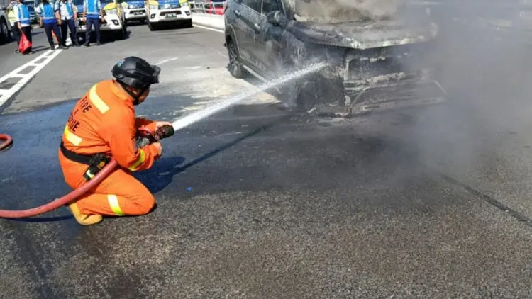 Damkar Evakuasi Mobil Pegawai Setjen DPR yang Terbakar di Tol Kota