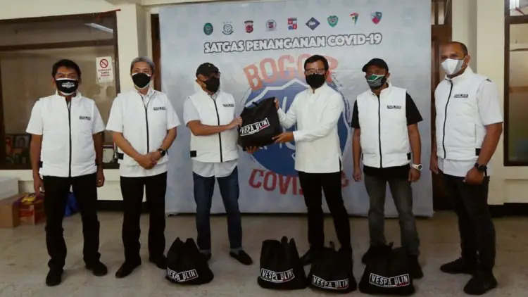 Vespa Ulin Serahkan Bantuan 400 Paket Sembako untuk Warga Terdampak PPKM level 4