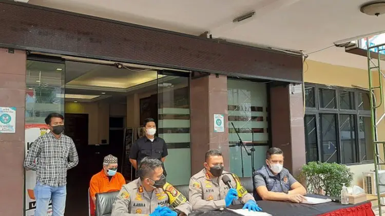Gawat...Pasangan Lansia Terbakar Cemburu, Linggis Ikut Bermain