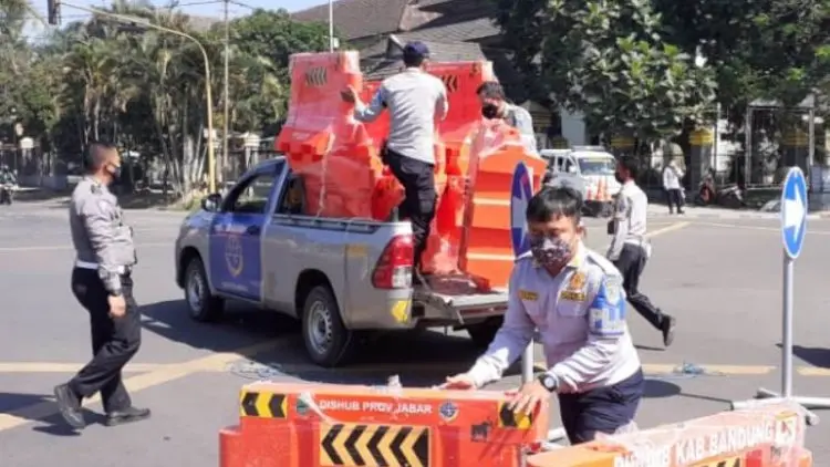 Traffic Light Simpang Pemda Mati, Dishub Kabupaten Bandung Pasang Bundaran Sementara