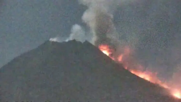 Awan panas guguran Gunung Merapi meluncur sejauh 2,5 km