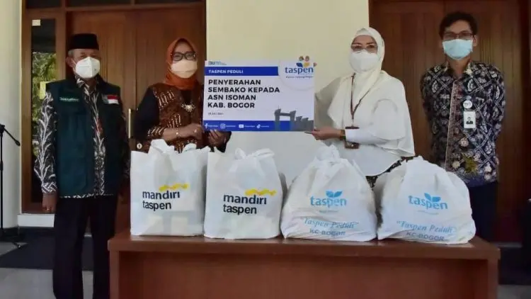 Bank Taspen Grup Serahkan Bantuan Sembako ke Ade Yasin