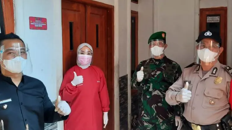 Peduli Warga Isoman, Satgas Covid-19 Pasang Stiker