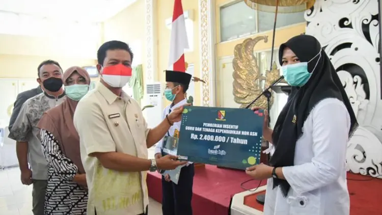 Pemkab Bandung Berikan Insentif bagi Guru Honorer