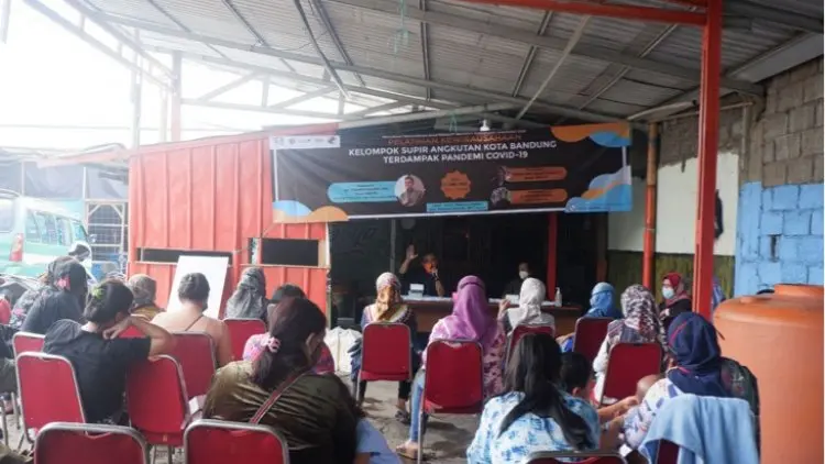 Program Pengabdian Masyarakat, SBM ITB Latih Wirausaha bagi Istri Sopir Angkot