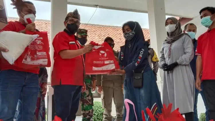Beri Bantuan, Bupati Cirebon Datangi Warga Isoman