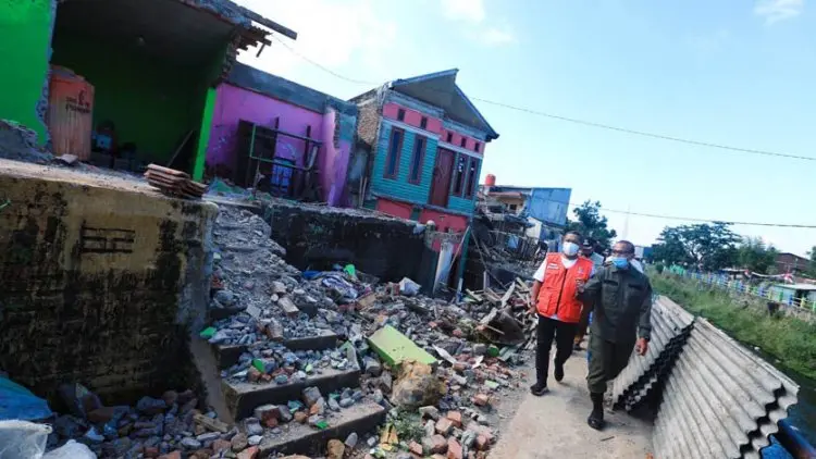 Warga Bongkar Mandiri Bangunan di Sepanjang Sungai Cidurian