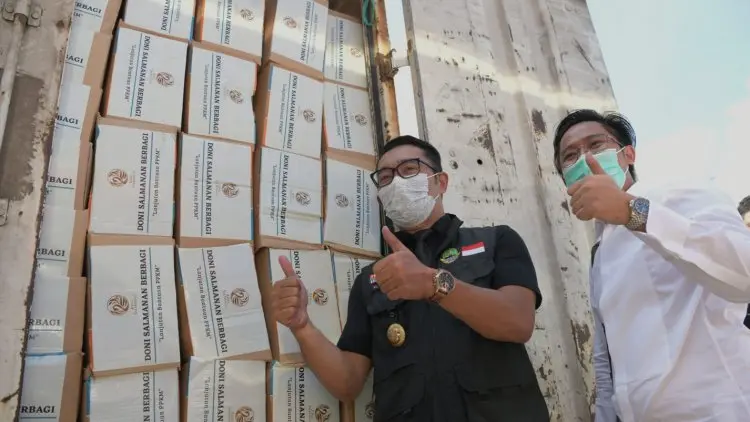 Ridwan Kamil Apresiasi Youtuber Doni Salmanan Berbagi 3.000 Paket Bansos