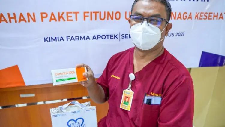 Kimia Farma Salurkan 15.900 Paket Suplemen-Vitamin untuk Nakes di Jabar