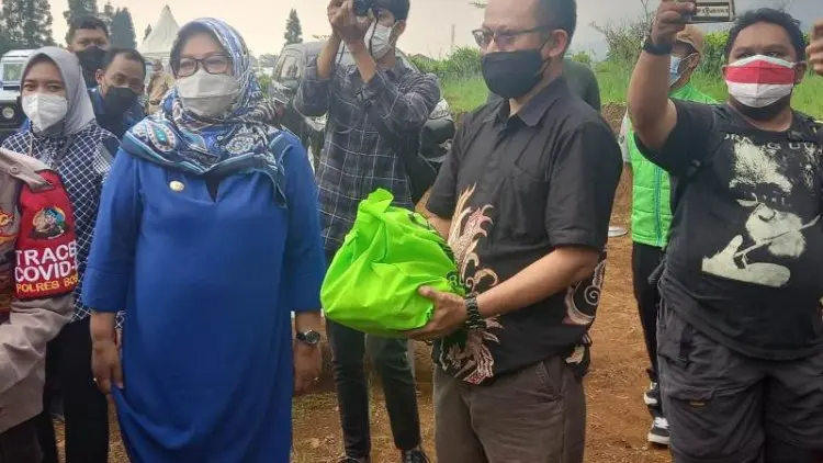 Usai Pengibaran Bendera Putih, Ade Yasin Silaturrahmi dengan Pokdarwis Puncak