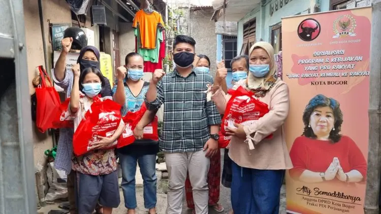 PPKM di Perpanjang, Repdem Bagikan Sembako Bagi Para Janda