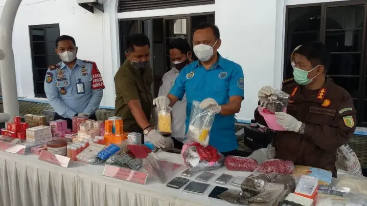 Kejari Bandung Musnahkan Ganja dan Sabu