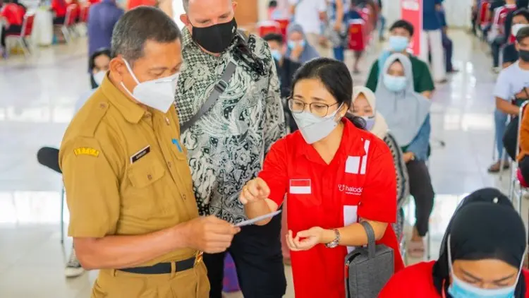 Sentra Vaksinasi Halodoc dan AWS Bidik 7.500 Peserta UMKM dan Warga Karawang