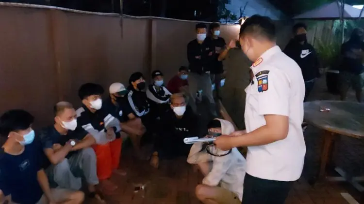 Petugas PPKM Amankan 24 Pasangan Muda-mudi di Kamar Hotel