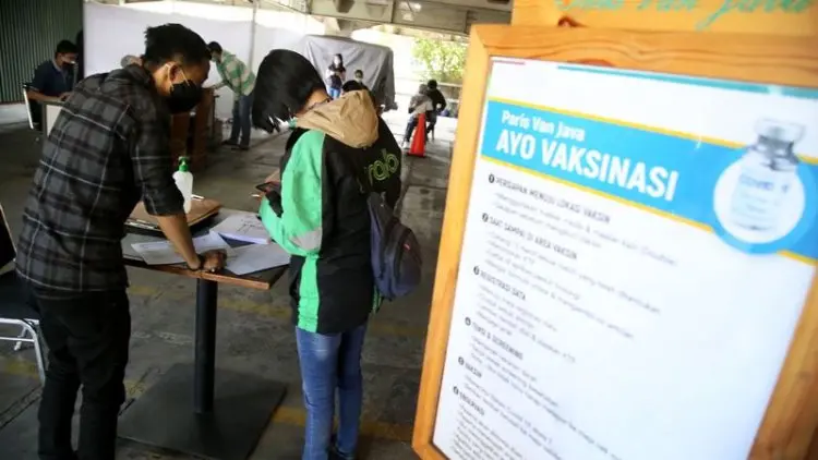 Foto: Posko Vaksinasi di Pusat Perbelanjaan