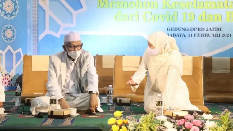 Khofifah Ajak Doakan Kondisi Ketum MUI Terus Membaik Usai Kecelakaan