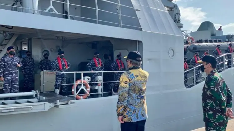 KRI Teluk Bintuni Antar 185 Ton Perlengkapan Medis dari Singapura