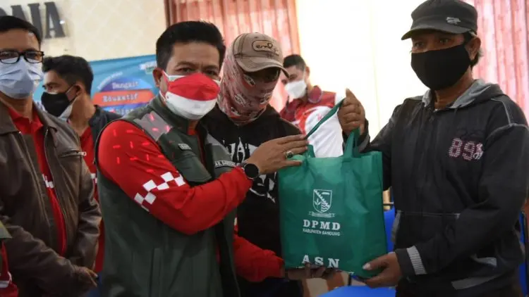 Cara Bupati Bandung Dadang Supriatna Bagikan Sembako Bagi Para ASN