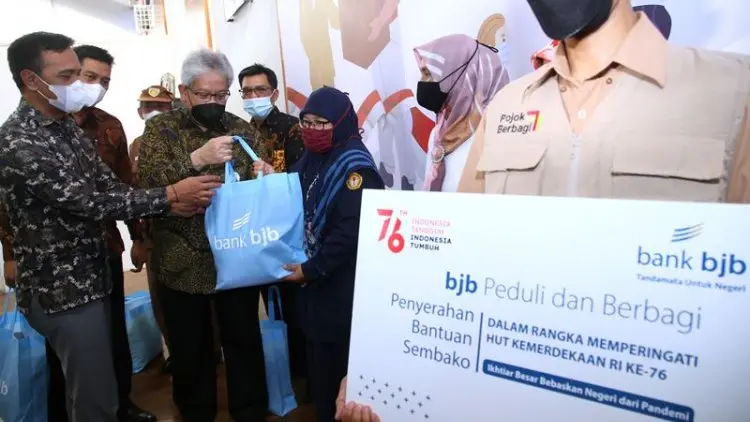 Foto: Penyerahan Bantuan Sembako Program "BJB Meriah: Merdeka Berhadiah"