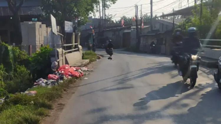 Duh, Banyak Sampah Berserakan di Pinggir Jalan di Bekasi