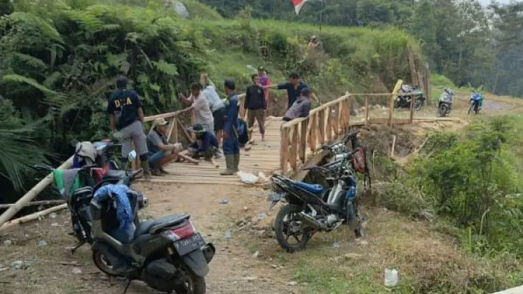 2 Tahun Tak Tersentuh APBD, Warga Rayakan HUT RI dengan Bangun Jembatan Darurat 