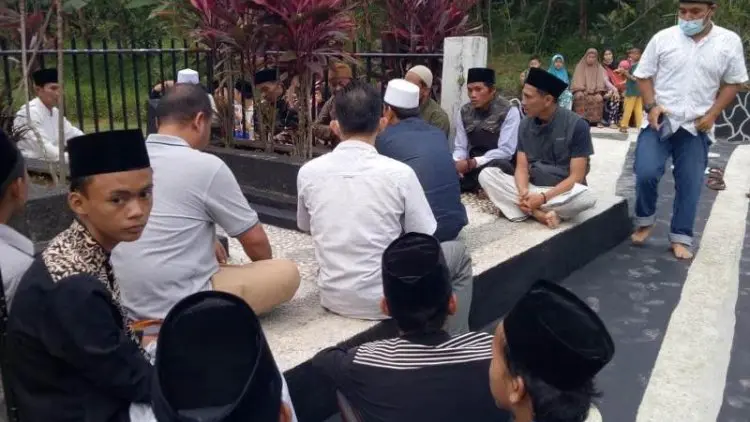HUT ke-76 RI, Pemuda dan Santri Ziarah ke Makam Nasional KH Sholeh Iskandar 